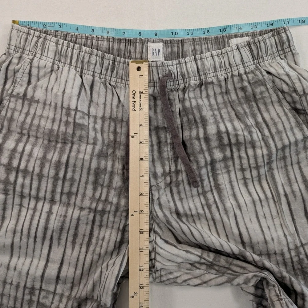 Gap Shorts Mens Large Grey White Tie Dye Stripe 9